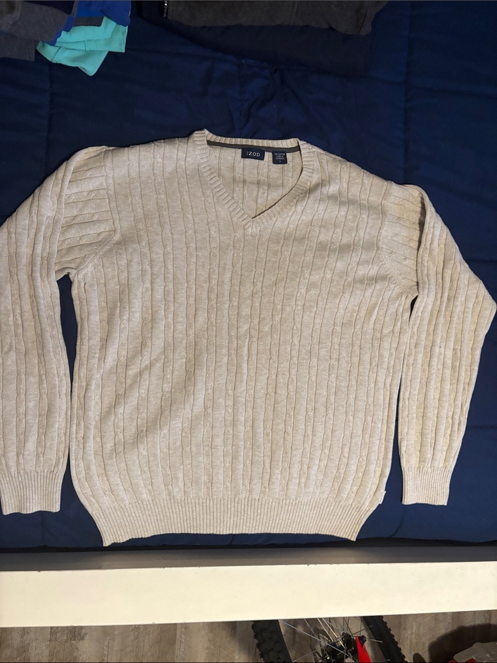 Izod Men’s Cream Ribbed V-Neck Sweater